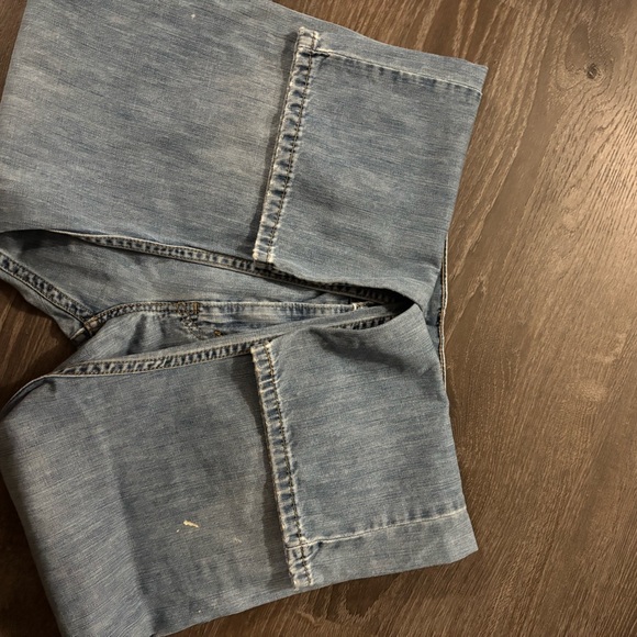 Levi's Relaxed Fit Light Blue Jeans - Picture 9 of 9